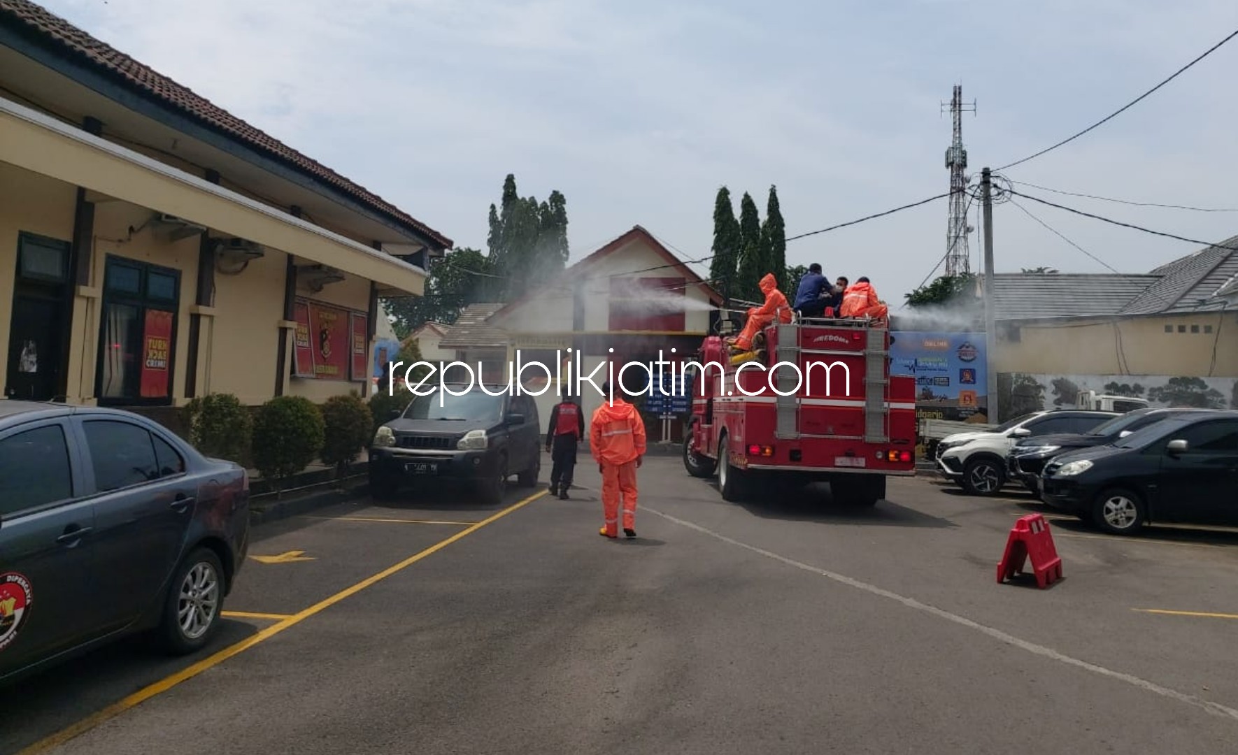 SEMPROTKAN - Damkar menyemprotkan disinfektan di seluruh bagian Polresta Sidoarjo sebagai upaya pencegahan penyebaran virus Corona (Covid-19) di Mako Polresta Sidoarjo, Jumat (27/03/2020).