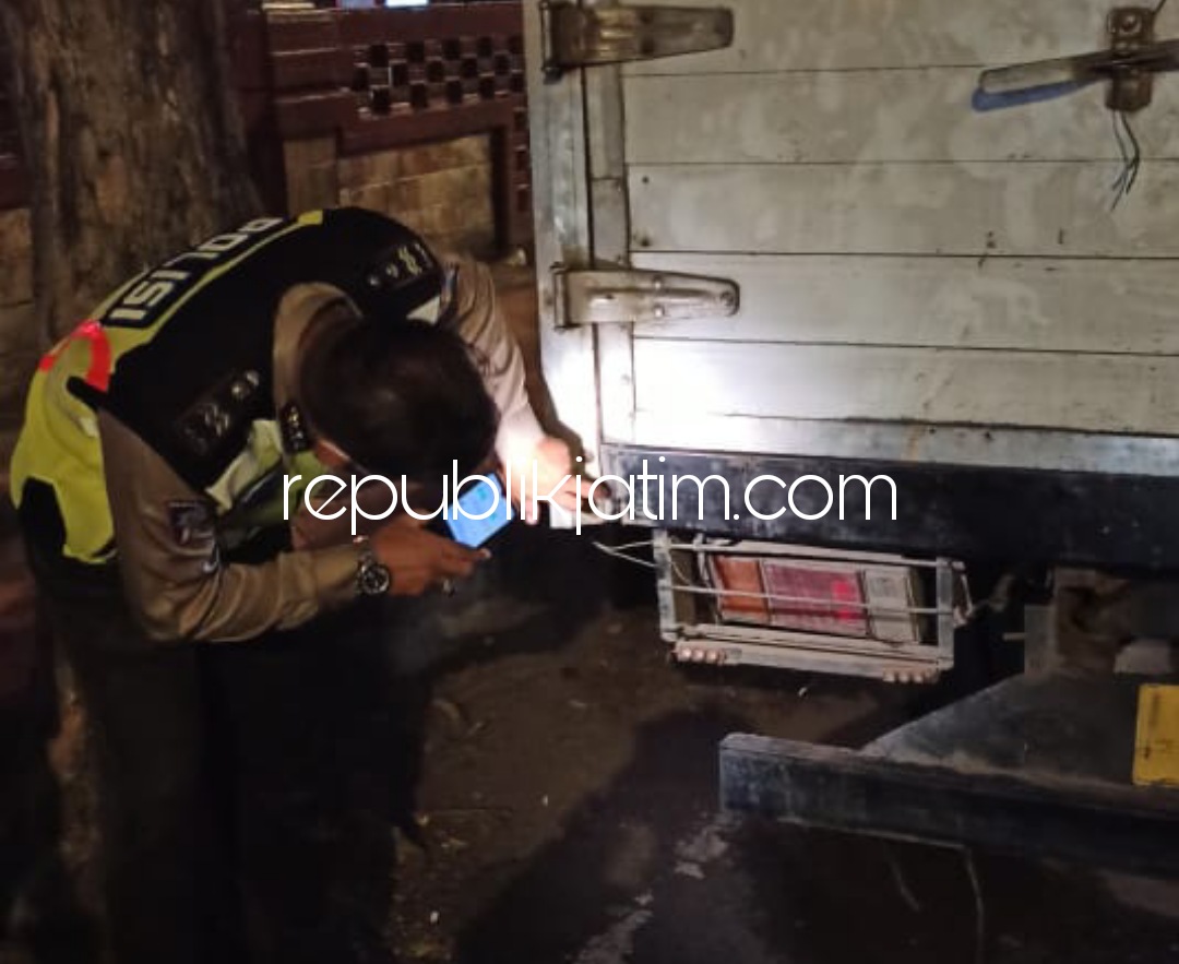 OLAH TKP - Petugas Unit Lantas Polsek Sedati menggelar olah TKP kecelakaan motor Yamaha Vixion menabrak mobil bok di JL Raya By Pass Semampir, Kecamatan Sedati, Sidoarjo, Jumat (26/03/2021) malam.