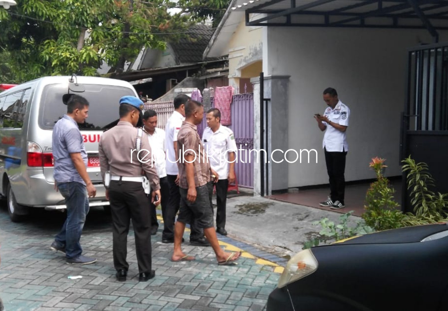 DIEVAKUASI - Jenazah Suminem (55) warga Perumahan Bukit Permata Sukodono, Dusun Kuweni, Desa Anggaswangi, Kecamatan Sukodono, Sidoarjo ditemukan tewas di kamarnya dengan sebilah pisau menancap di dadanya dievakuai petugas, Rabu (27/03/2019).