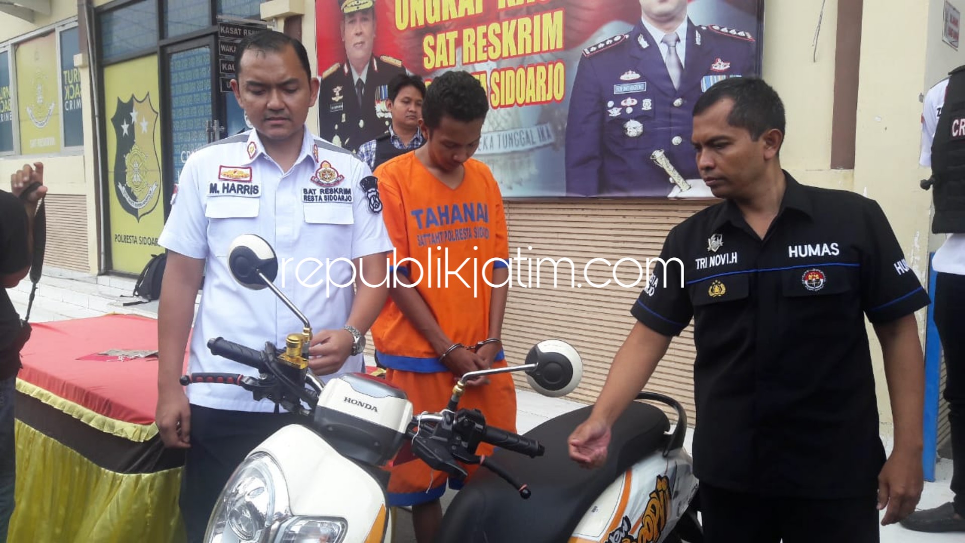 PENGGELAPAN - Kasat Reskrim, Polresta Sidoarjo, Kompol Muhammad Harris menunjukkan tersangka penggelapan, Catur Winarko diamankan polisi beserta barang bukti motor Honda Scoopy yang digadaikan seharga Rp 5 juta, Rabu (27/03/2019).