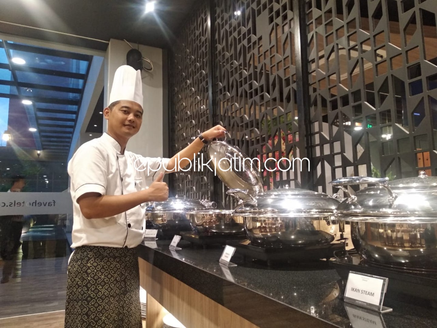MENU SPESIAL - Masakan Kicek Iga Kambing Jogja dan Bebek Panggang Saos Minang menjadi salah satu masakan spesial bulan promosi Fave Hotel Sidoarjo, Selasa (26/03/2019).