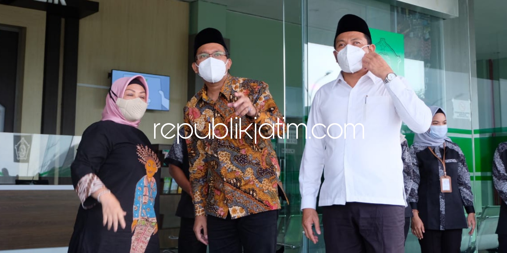 KUNJUNGAN - Bupati Sidoarjo Ahmad Muhdlor Ali (Gus Muhdlor) dan Wakil Bupati Subandi menerima kunjungan Deputi Bidang Pelayanan Publik Kementerian PANRB, Diah Natalisa dalam Rapat Koordinasi Peningkatan Pelayanan Publik di Sidoarjo, Sabtu (27/03/2021).