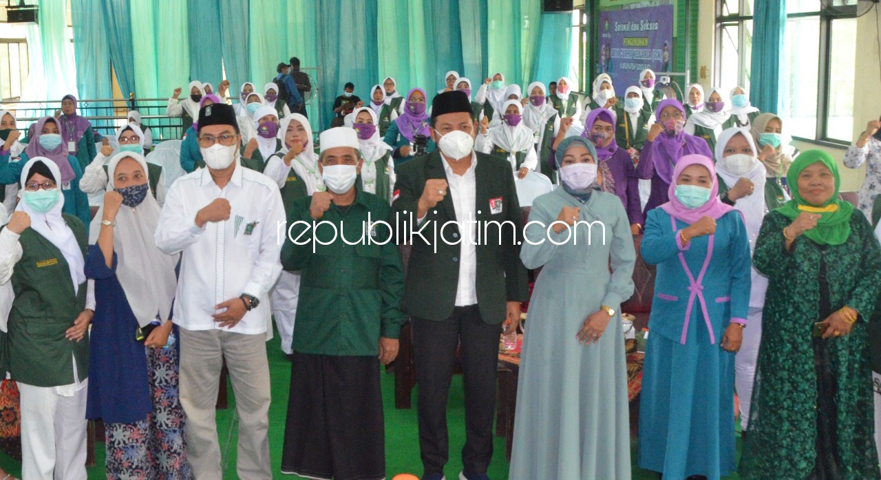GRIYA CURHAT - Wakil Bupati Sidoarjo Subandi mengukuhkan pengurus Griya Curhat Keluarga (GCK) yang dimotori DPC Perempuan Bangsa di Kantor DPC PKB Sidoarjo, Sabtu (27/03/2021).