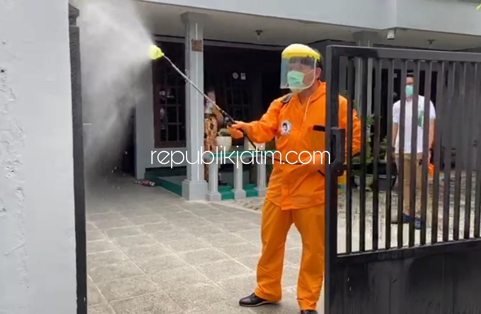 DISINFEKTAN - Bacabup Sidoarjo, Bambang Haryo Soekartono didampingi Ketua DPD Golkar Warih Andono melaksanakan penyemprotan disinfektan massal lingkungan RW 02, Desa Wedoro, Kecamatan Waru Sidoarjo, Jumat (27/03/2020).