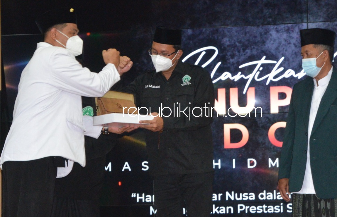 GANDENG - Bupati Sidoarjo, Ahmad Muhdlor Ali (Gus Muhdlor) menggandeng Pagar Nusa untuk membangun Sidoarjo saat Pelantikan PC Pencak Silat Nahdlatul Ulama (PSNU) Pagar Nusa masa khidmat 2021 - 2025 di Pendopo Delta Wibawa, Sabtu (27/03/2021) malam.