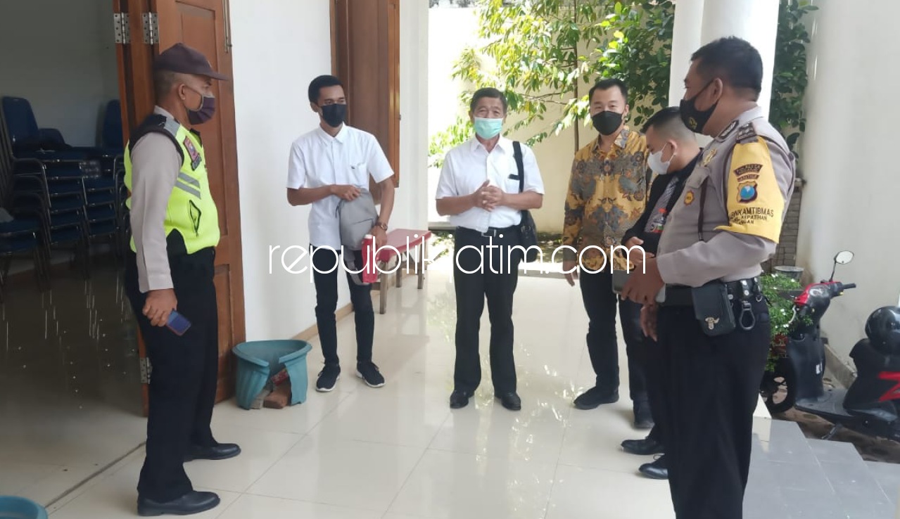 BERJAGA - Pasca terjadinya ledakan bom di Gereja Katedral Makasar, para personel Polresta Sidoarjo dan jajaran memperketat pengamanan sejumlah gereja, tempat ibadah lain dan berbagai obyek vital di Sidoarjo, Minggu (28/03/2021). 