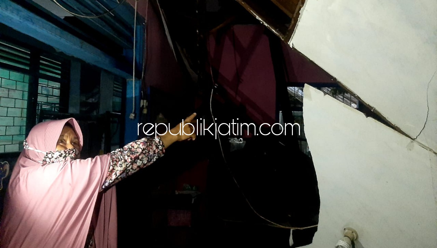 AMBRUK - Kepala TK Dharma Wanita Persatuan Bakalan Wringinpitu, Kecamatan Balongbendo, Sidoarjo Noordiana menunjukkan kondisi bangunan atap dan plaforn TK yang ambruk, Sabtu (27/03/2021) malam. 