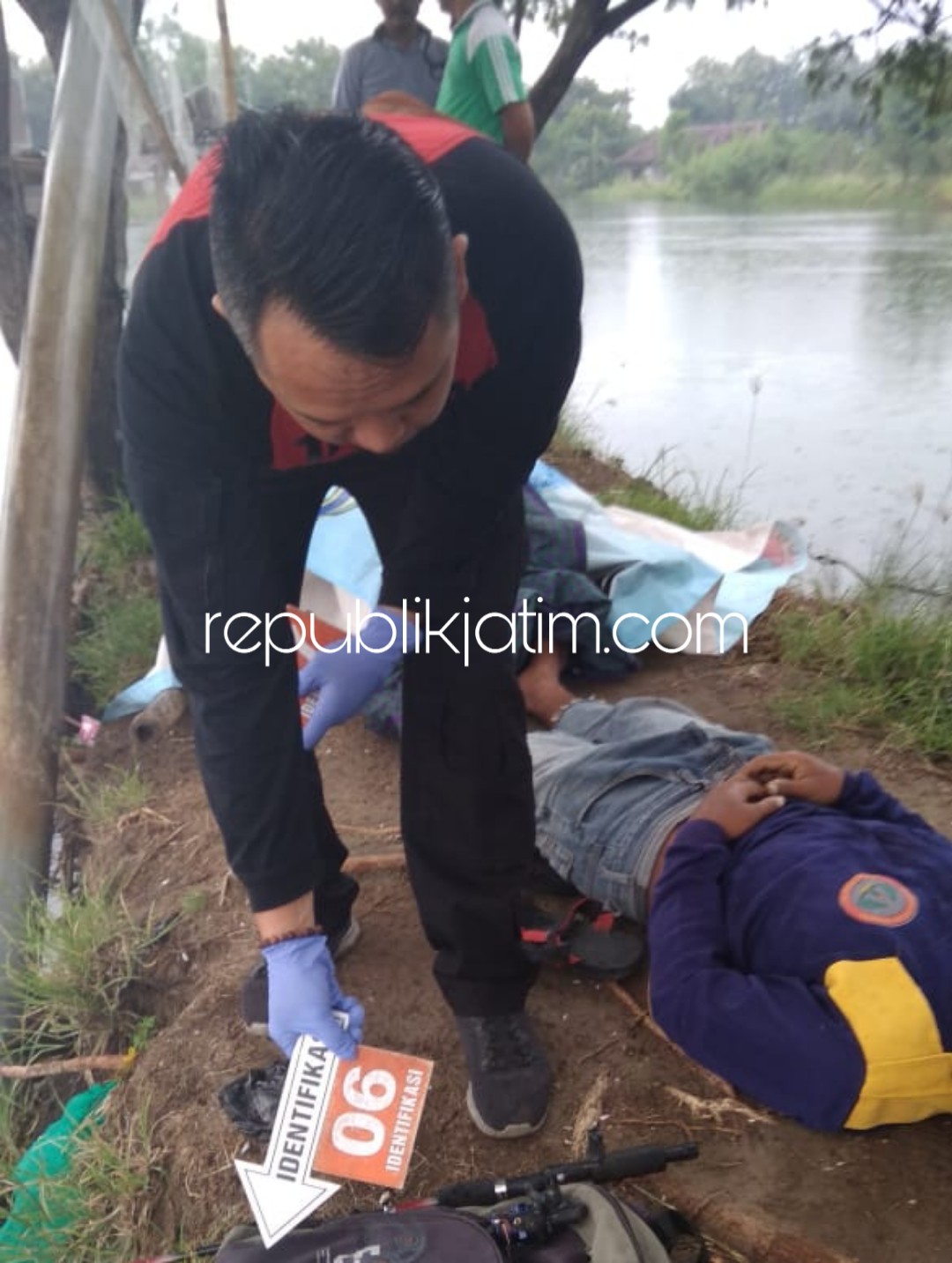TERSAMBAR - Polisi melaksanakan olah TKP tewasnya Subur Sulaksono (28) warga Desa Bangkalan, Kecamatan Beji, Kabupaten Pasuruan yang diduga tewas tersambar petir saat memancing di yambak Desa Kalisogo, Kecamatan Jabon, Sidoarjo, Kamis (28/03/2019) sore.