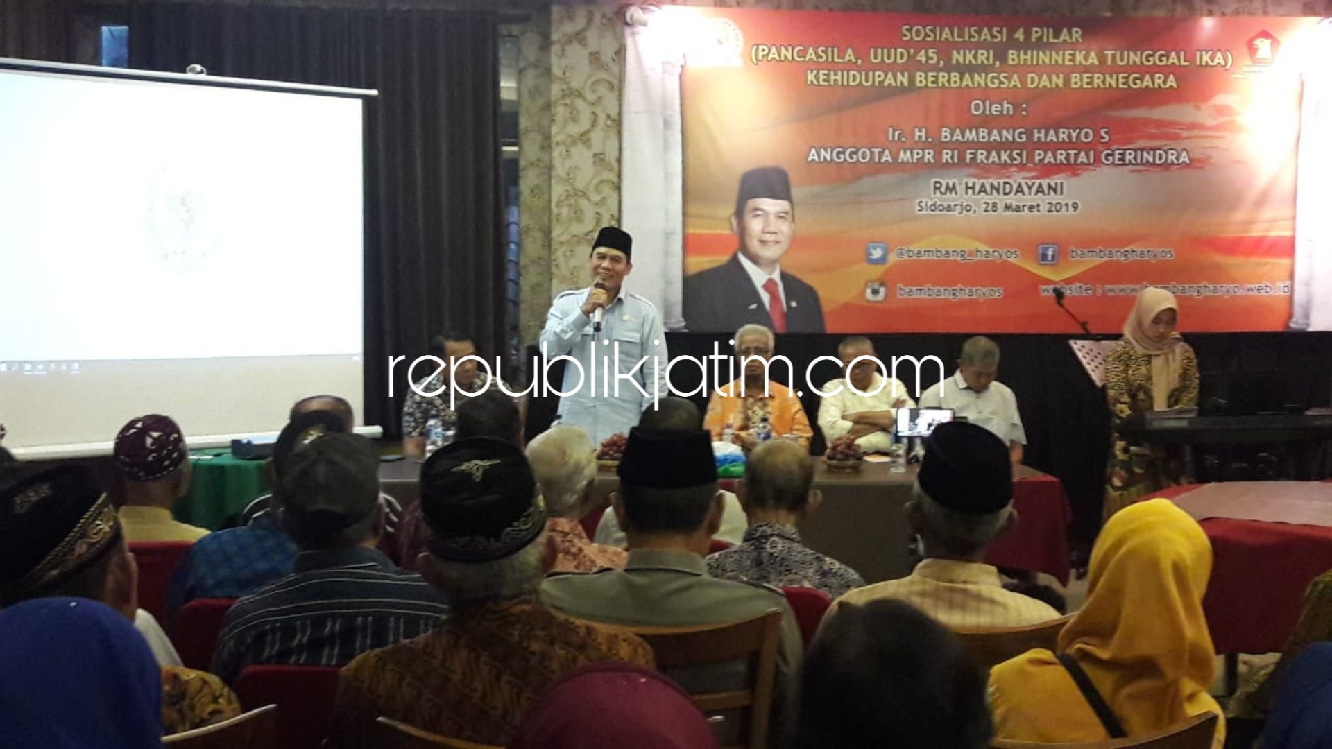 PENSIUNAN - Sekitar 200 purnawirawan mengikuti acara Sosialisasi 4 Pilar yang digelar anggota MPR RI, Bambang Haryo Soekartono di Rumah Makan Handayani Taman Pinang Indah, Sidoarjo, Kamis (28/03/2019) petang.