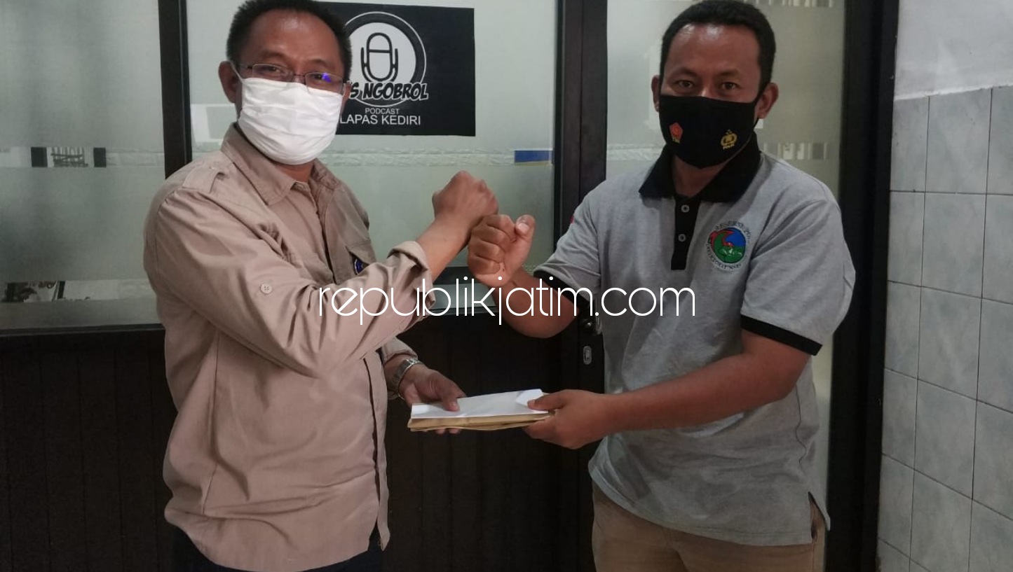 SELUNDUPAN - Barang bukti sabu-sabu 12,6 gram dan dua ponsel diserahkan petugas Lapas Kediri ke petugas Satuan Reskoba Polres Kota Kediri, Sabtu (27/03/2021).