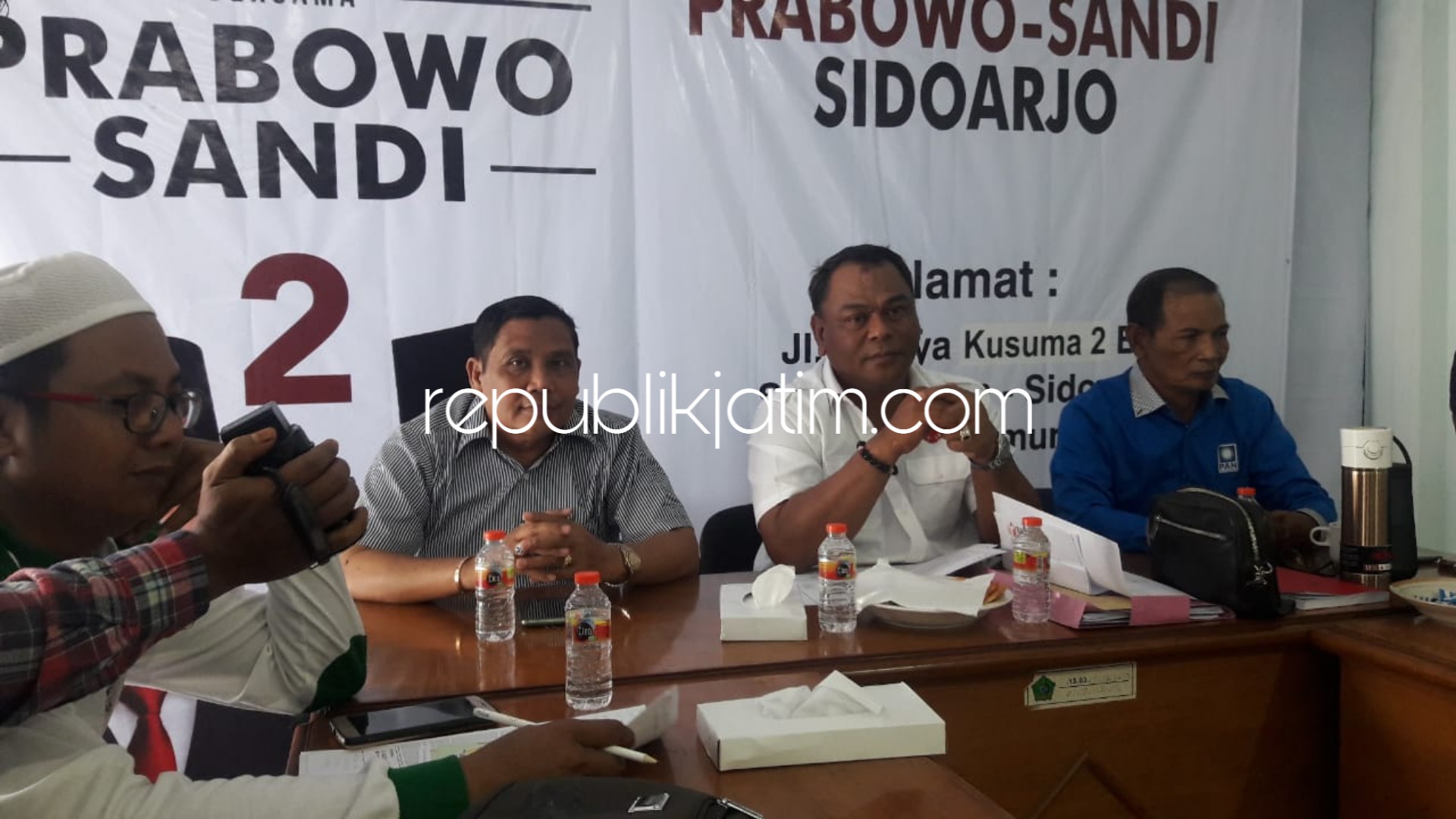 PERSIAPAN - Ketua Badan Pemenangan Daerah Prabowo Sandi, Rahmat Muhajirin menjelaskan sejumlah persiapan panitia lokal menjelang Kampanye Akbar yang menghadirkan Capres dan Cawapres 02 di GOR Sidoarjo, Jumat (29/03/2019).
