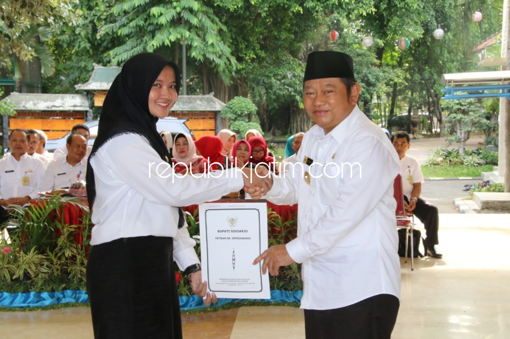 SERAHKAN - Bupati Sidoarjo, Saiful Ilah menyerahkan SK kepada 464 CPNS Sidoarjo hasil seleksi Tahun 2018 kemarin di Pendopo Delta Wibawa, Jumat (29/03/2019).