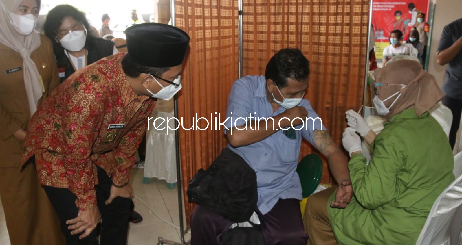 VAKSIN - Bupati Sidoarjo, Ahmad Muhdlor Ali (Gus Muhdlor) didampingi Kepala Dinkes Pemkab Sidoarjo, dr Syaf Satriawarman mengecek vaksinasi bagi ratusan pedagang di Pasar Krian, Senin (29/03/2021).