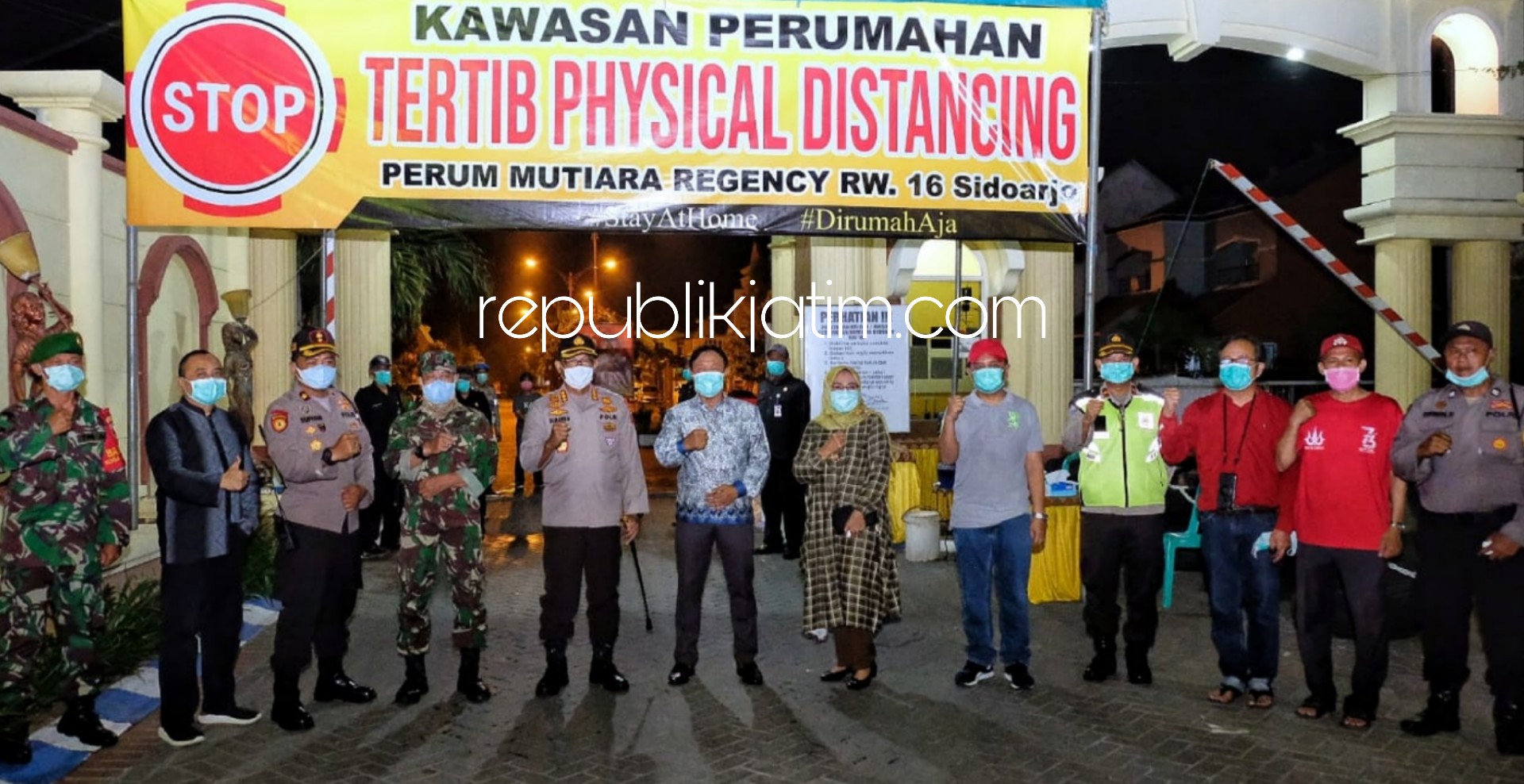 PHYSICAL DISTANCING - Kapolresta Sidoarjo bersama petugas gabungan memantau penerapan physical distancing di Perumahan Mutiara Regency dan Perumahan Pesona Sekar Gading, Sekardangan, Kecamatan Sidoarjo, Sabtu (28/03/2020) malam.