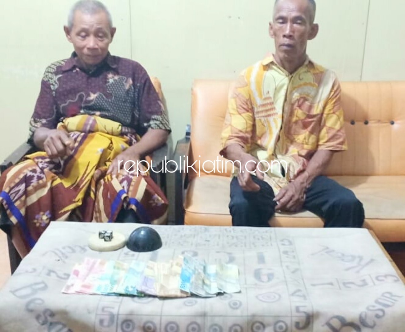 BANDAR - Dua bandar judi dadu Katimin (57) warga Dusun Banyugong, Desa Maguwan dan Maridi (55) warga Dusun Pagersari, Desa Ngadisanan, Kecamatan Sambit, Ponorogo diringkus polisi bersama barang buktinya, Jumat (29/03/2019).