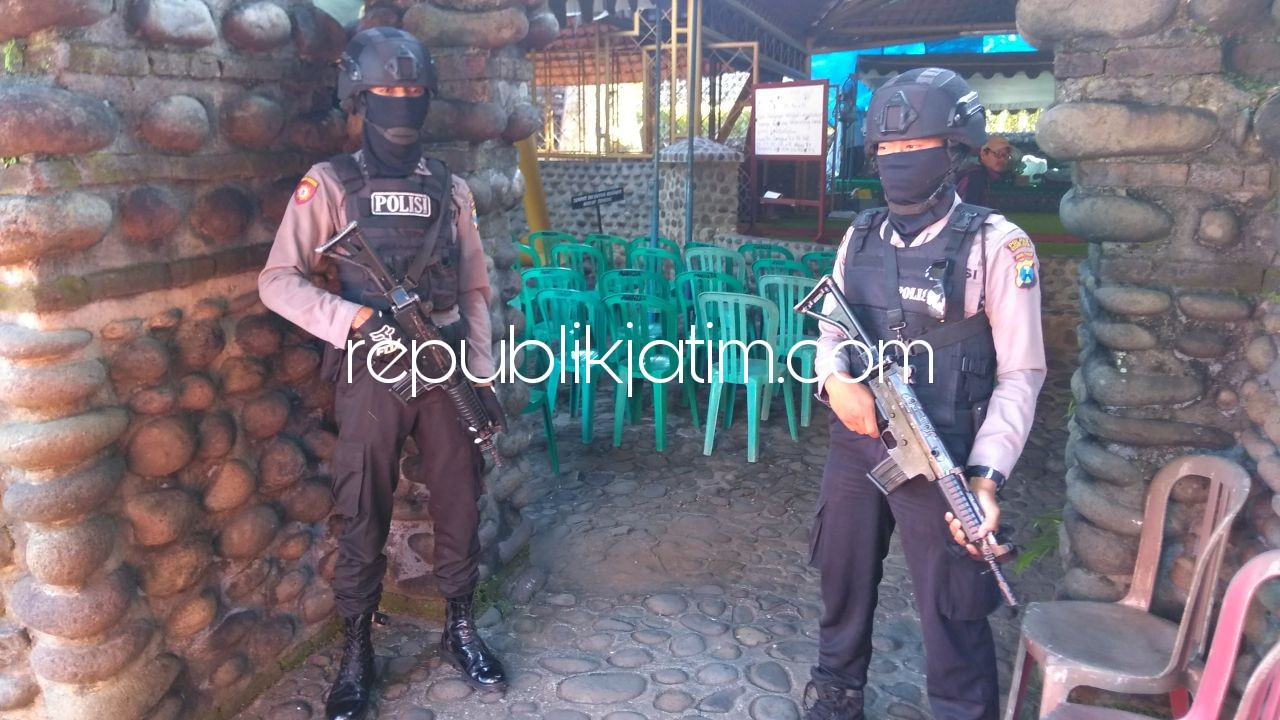 DISIAGAKAN - Sejumlah petugas dilengkapi senjata mengamankan acara Paska di Gereja Puhsarang, Kecamatan Semen, Kota Kediri, Kamis (29/03/2018).