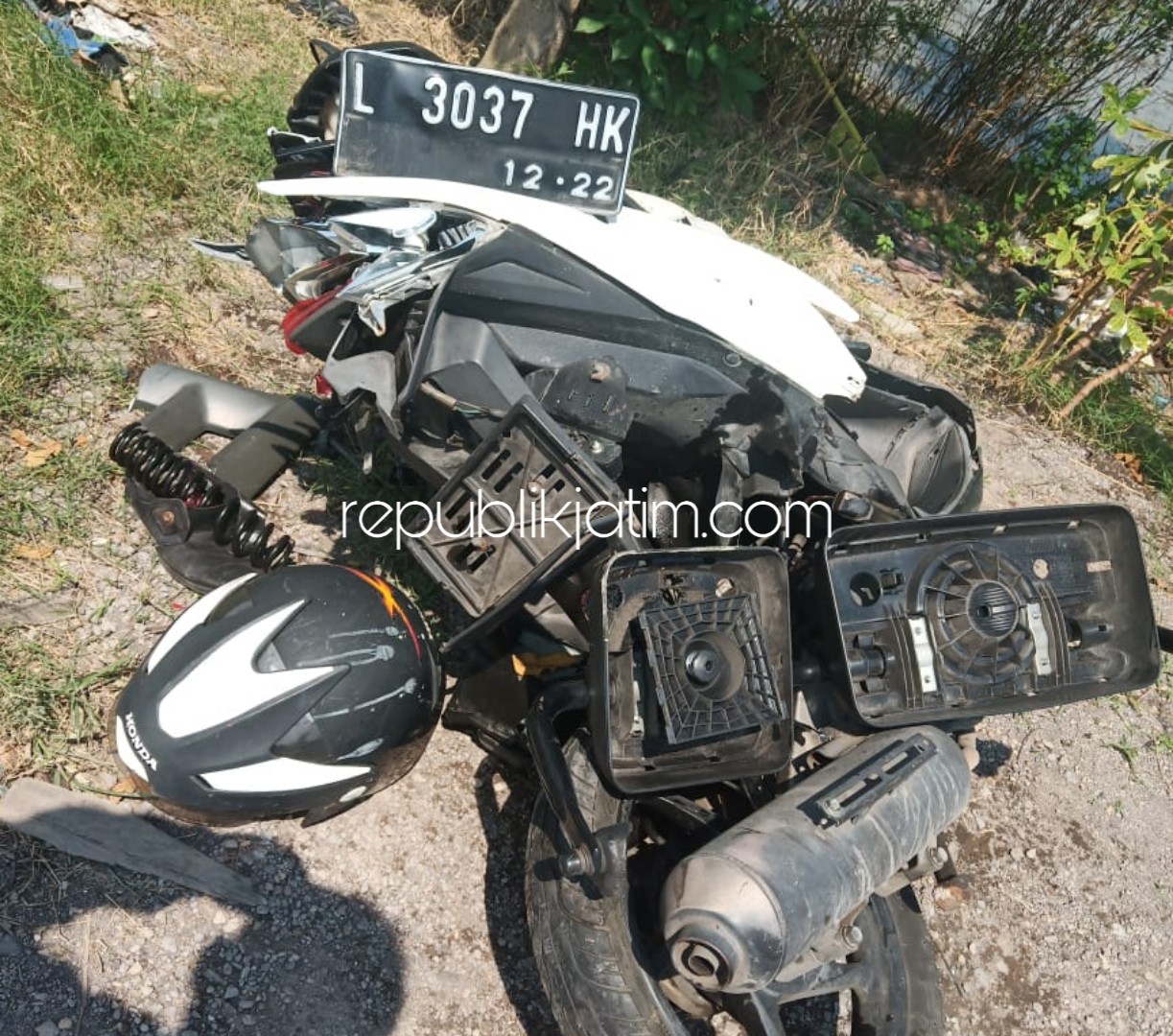 HANCUR - Motor Honda Vario bernopol L 3037 HK yang dikendarai Muhaimin (49) PNS warga Gebang Lor 7 Surabaya hancur usai tabrakan beruntun 6 kendaraan di JL Raya Lingkar Timur depan Toko Ban utara Kodim Sidoarjo, Jumat (29/03/2019).