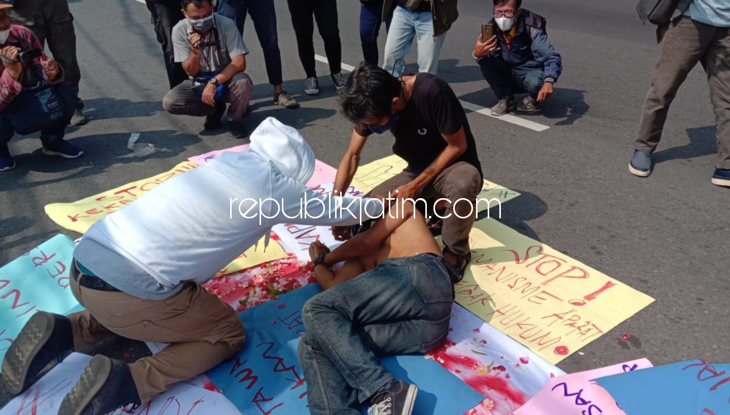KECAM - Puluhan wartawan Sidoarjo mengecam kekerasan oknum aparat terhadap jurnalis Tempo, Nurhadi dengan menggelar aksi mendesak polisi mengusut tuntas kasus kekerasan terhadap wartawan di depan Monumen Jayandaru, Sidoarjo, Senin (29/03/2021).