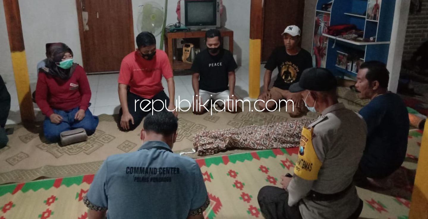 TENGGELAM - Jenazah Riski Faija Admal (9) warga Dusun Sumpel, Desa/Kecamatan Jambon, Ponorogo yang tewas karena tenggelam di Dam Sungkur saat di rumah duka, Minggu (28/03/2021) sore.