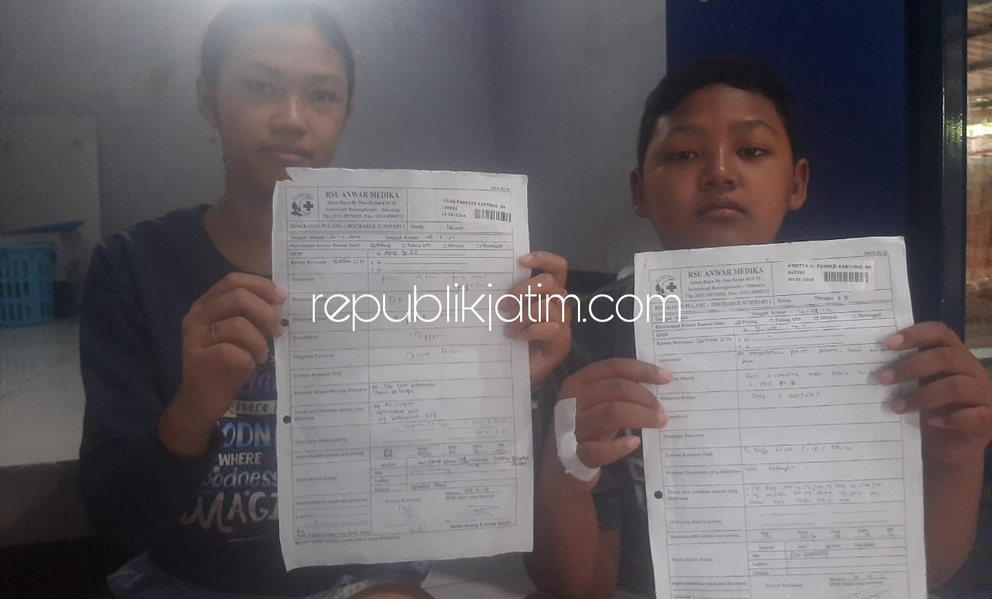 KORBAN - Ivana Fahreza dan Ardtia Al Farizi (kakak beradik) yang baru sembuh pulang dari rumah sakit Anwar Medika Balongbendo, Sidoarjo karena terserang Demam Berdarah (DB), Selasa (30/03/2021).