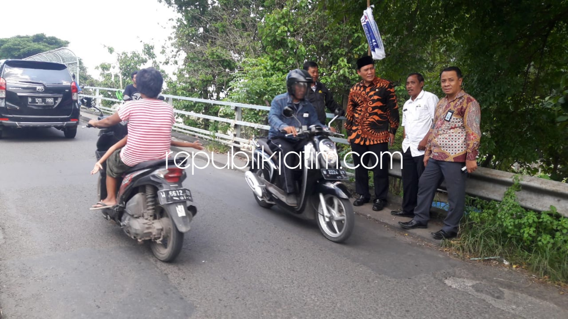 SIDAK - Anggota Komisi V DPR RI, Bambang Haryo Soekartono melaksanakan inspeksi mendadak (Sidak) ke Fly Over Desa Sepande, Kecamatan Candi, Sidoarjo yang kerap macet lantaran pergantian arus lalu lintas dari barat dan timur, Jumat (29/03/2019) sore.