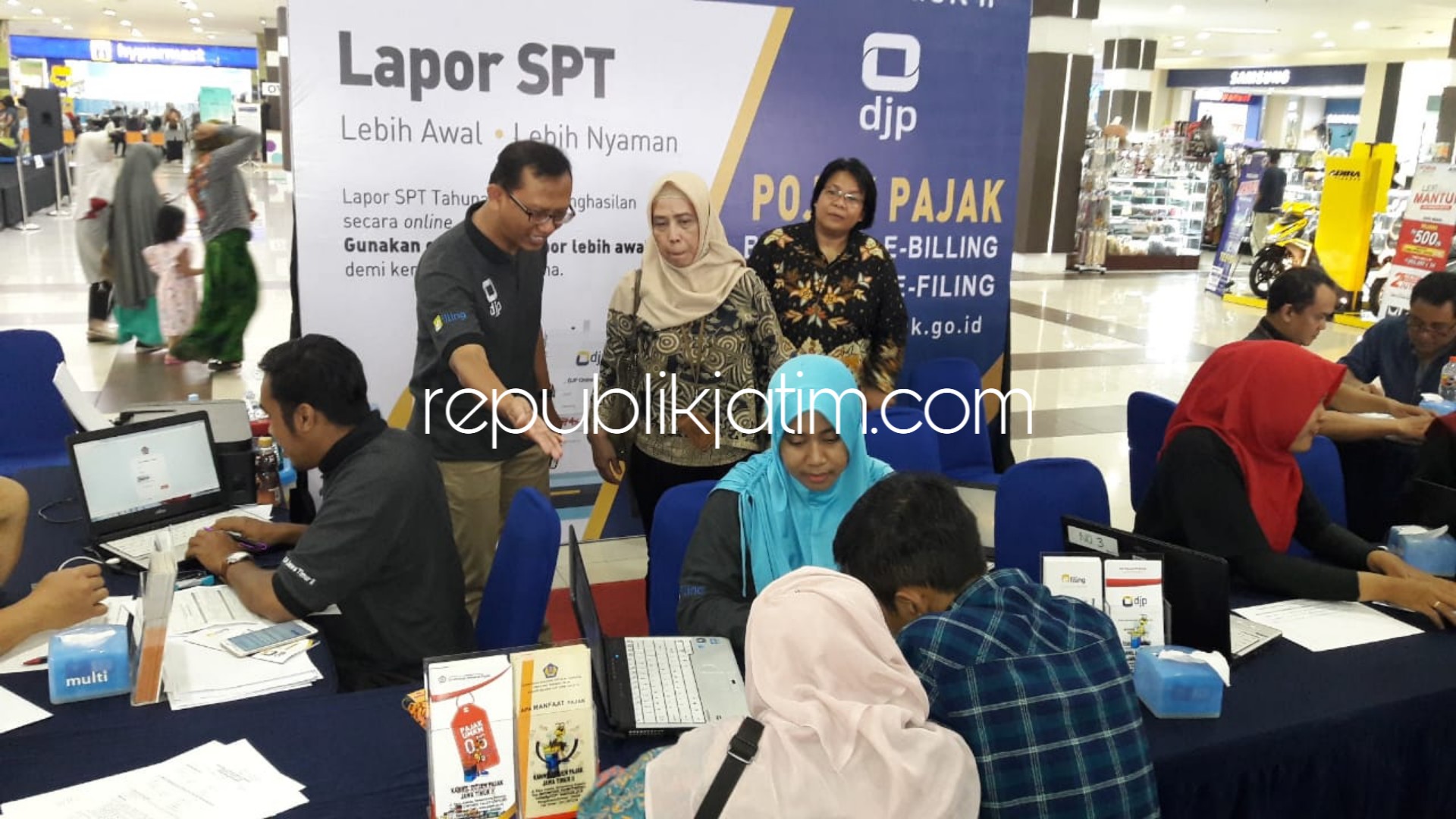 SIDAK - Kepala Kanwil DJP Jatim II, Lusiani didampingi Kabid P2 Humas Kanwil DJP Jatim II Nyoman Ayu Ningsih menggelar inspeksi mendadak (sidak) layanan Pojok Pajak di Lippo Mall Plaza Sidoarjo Lantai 1, Sabtu (30/03/2019).