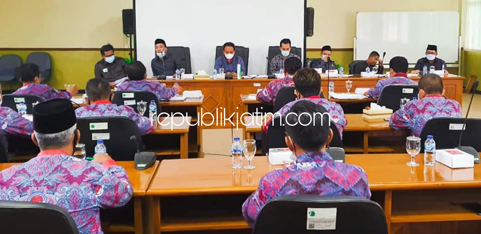 WADUL - Para perwakilan pengurus Persatuan Perangkat Desa Indonesia (PPDI) Sidoarjo wadul ke Komisi A DPRD Sidoarjo lantaran gajinya dibawah UMK Sidoarjo dan berharap kenaikan Penghasilan Tetap (Siltap), Selasa (30/03/2021).