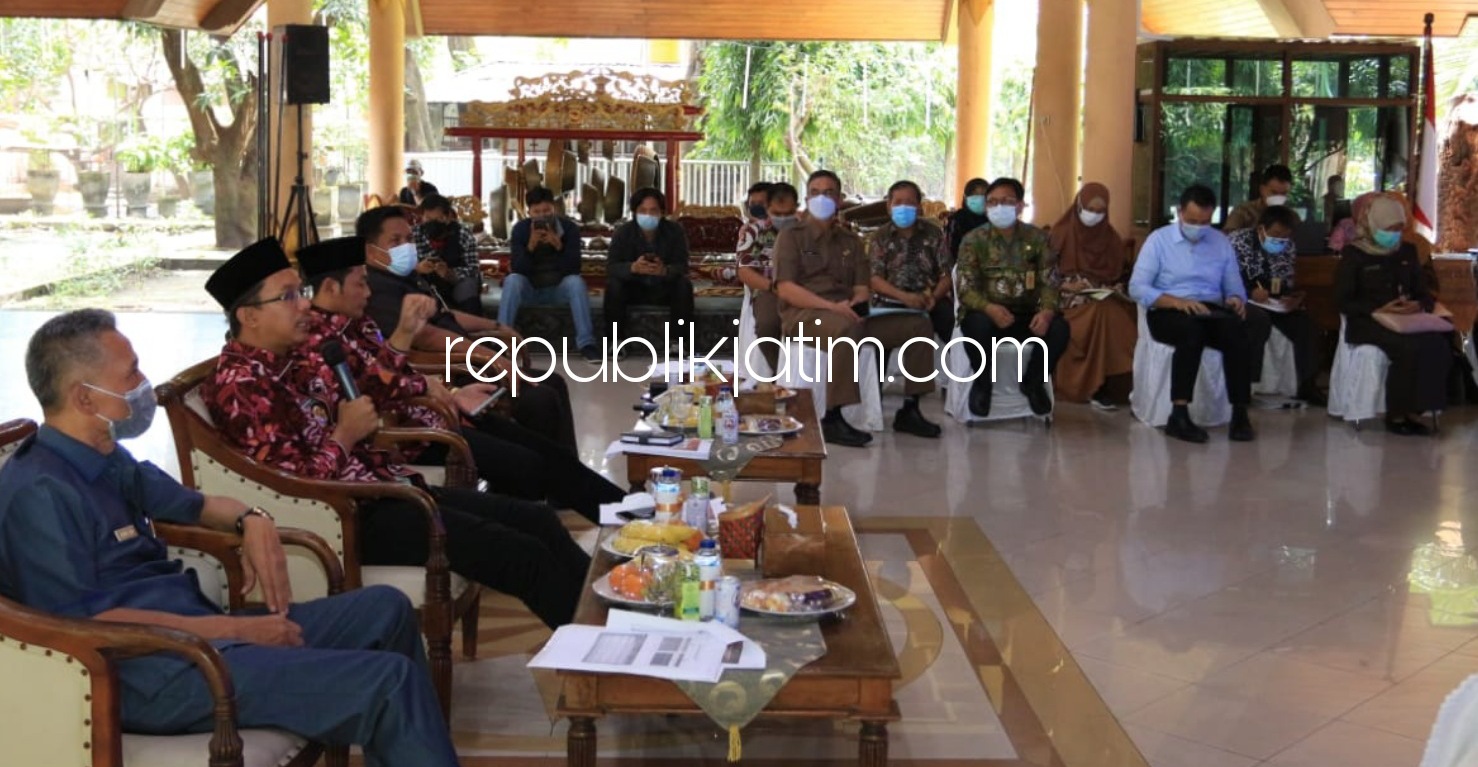 EVALUASI - Bupati Sidoarjo, Ahmad Muhdlor Ali (Gus Muhdlor) memimpin rapat evaluasi pelaksanaan program PIWK bersama para Camat se Sidoarjo, Selasa (30/03/2021) sore.