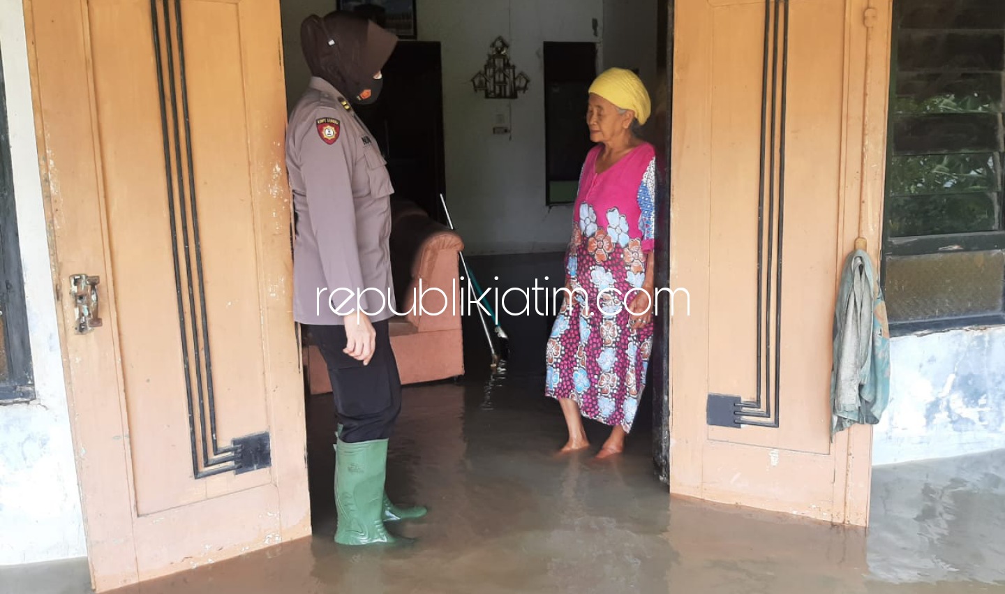 BANJIR - Wakapolsek Sukorejo Iptu Nurul Hidayah saat mengecek banjir di JL Raya Sukorejo, Ponorogo hingga merendam rumah warga, Selasa (30/03/2021). 