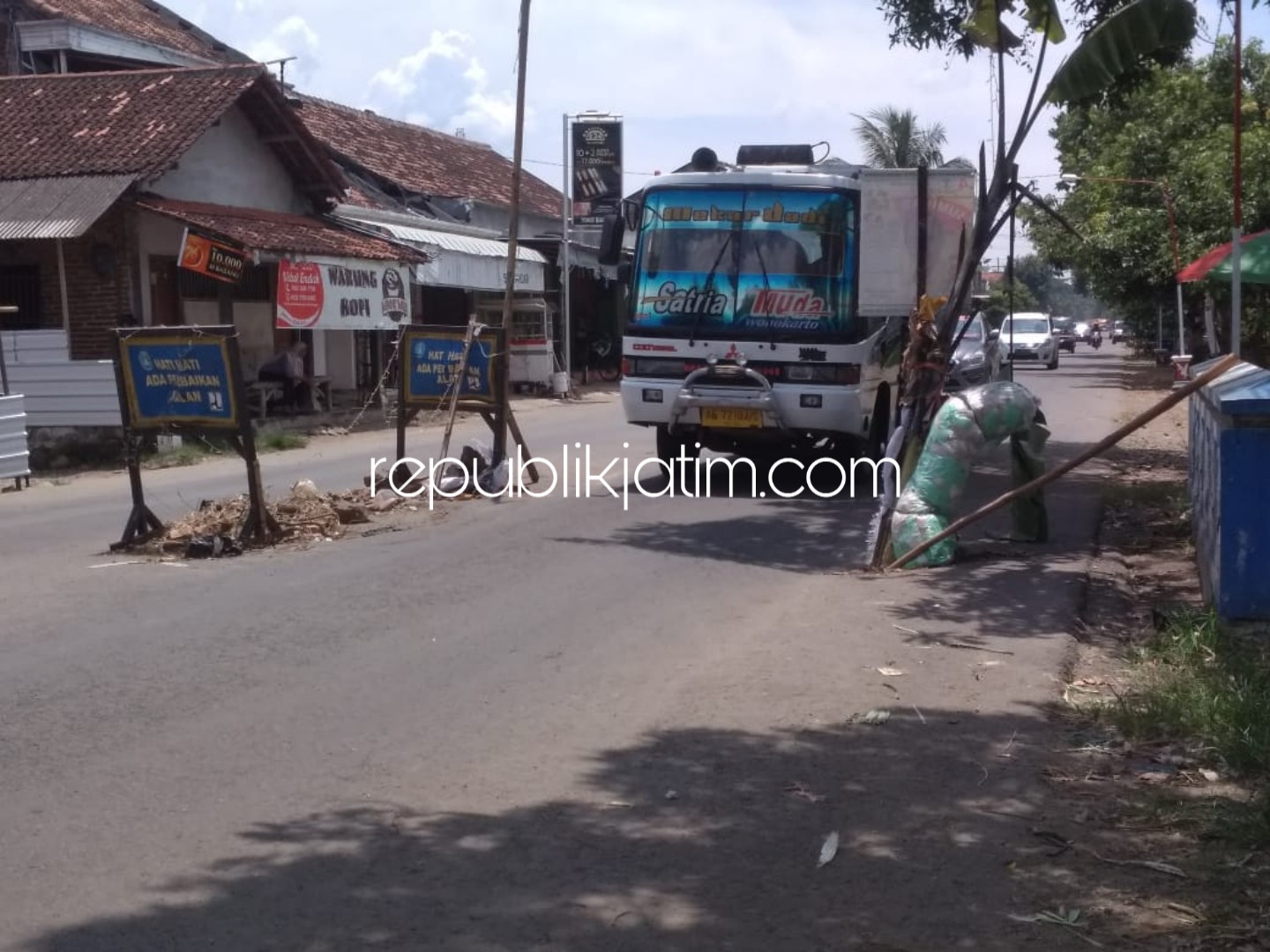 BERLUBANG - Kondisi JL Raya Jetis - Bungkal yang berlubang ditutup warga menggunakan alat seadanya agar tidak makan korban pengguna jalan, Jumat (29/03/2019).