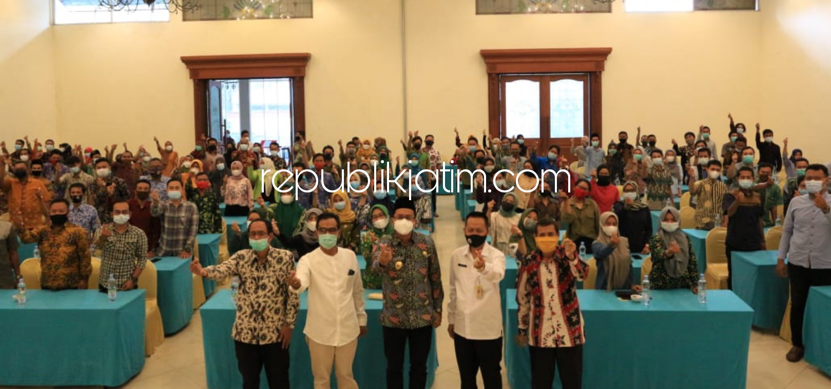JANJI- Bupati Sidoarjo, Ahmad Muhdlor Ali (Gus Muhdlor) menjanjikan kenaikan gaji relawan Dinsos jika mampu menyajikan validasi data kemiskinan saat penutupan Bimtek Penguatan Kapasitas SDM di Tretes View Hotel Prigen, Pasuruan, Rabu (31/03/2021).