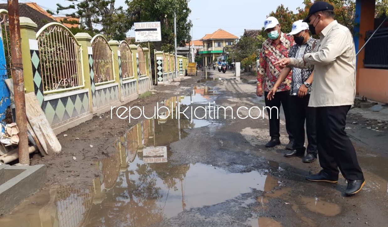 CEK - Anggota Dewan Pakar DPP Partai Gerindra, Bambang Haryo Soekartono (BHS) mengecek kondisi aspal jalan yang mulai pudar di Desa Banjarpanji, Kecamatan Tanggulangin, Sidoarjo, Rabu (31/03/2021) sore.