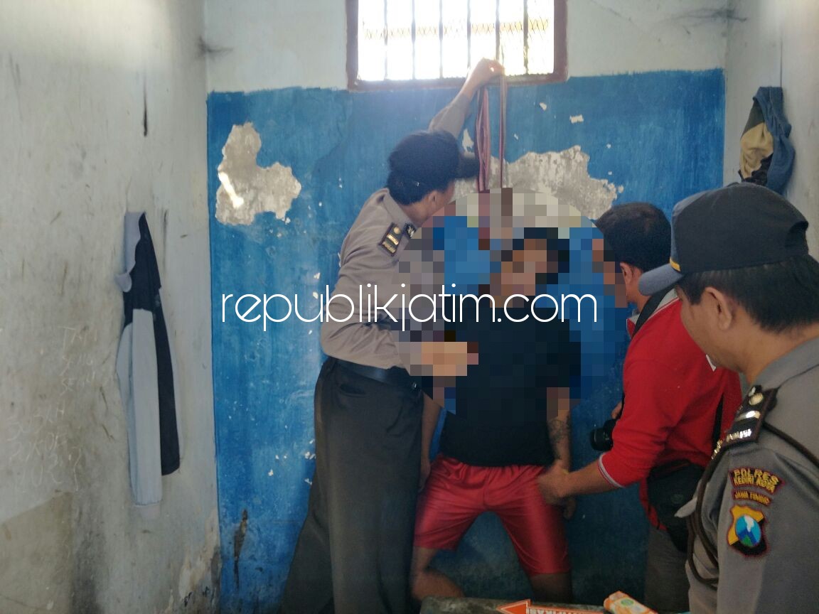 DIEVAKUASI - Petugas mengevakuasi jenazah, Nova Surya Pratama yang tewas gantung diri di Lapas Kelas II A Kediri, Sabtu (31/03/2018).