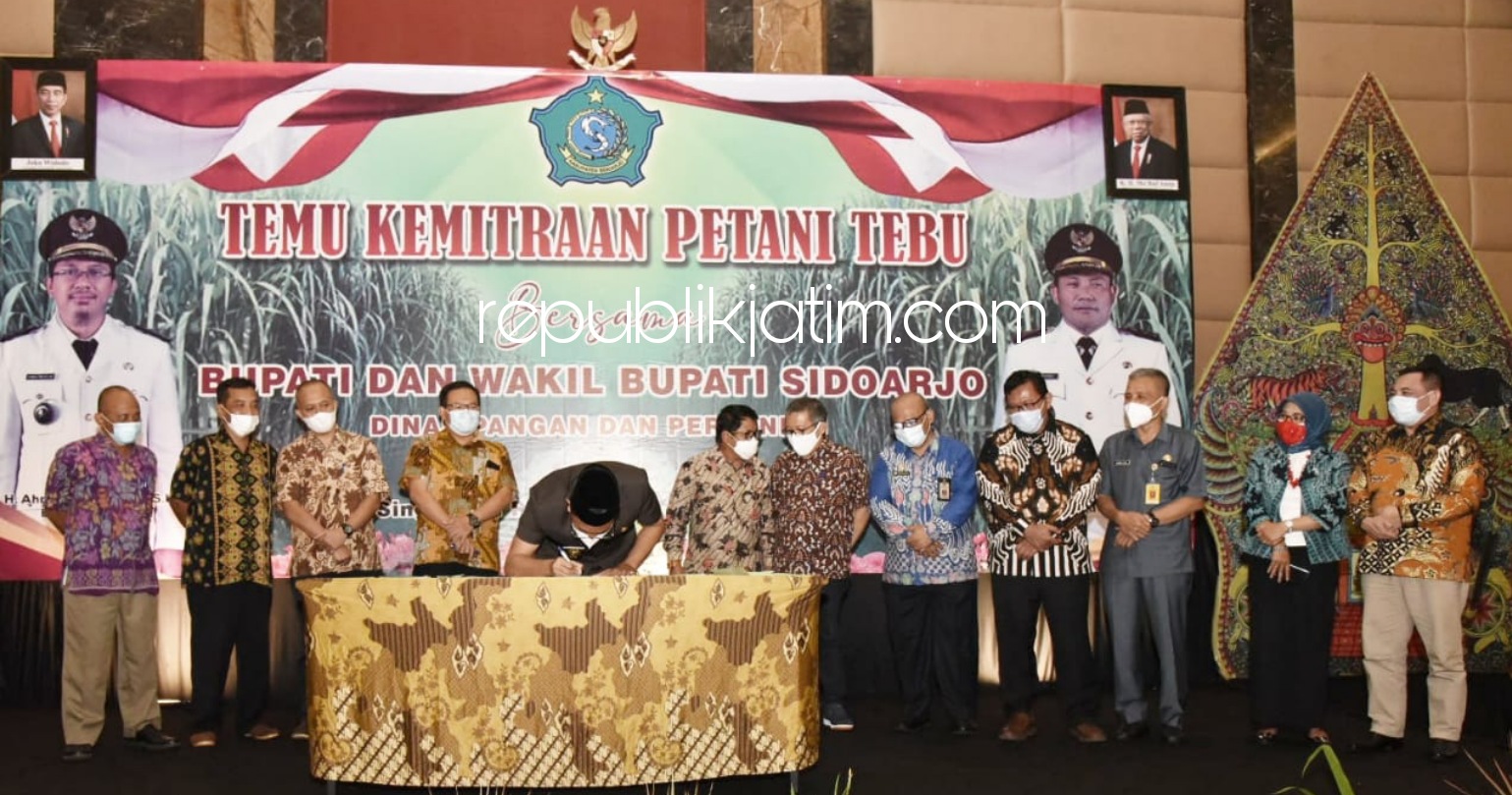 KEMITRAAN - Bupati Sidoarjo Ahmad Muhdlor Ali (Gus Muhdlor) menandatangani kesepakatan bersama serapan tebu petani saat acara Kemitraan Petani Tebu Sidoarjo di Singhasari Resort Batu, Selasa (30/03/2021) petang.