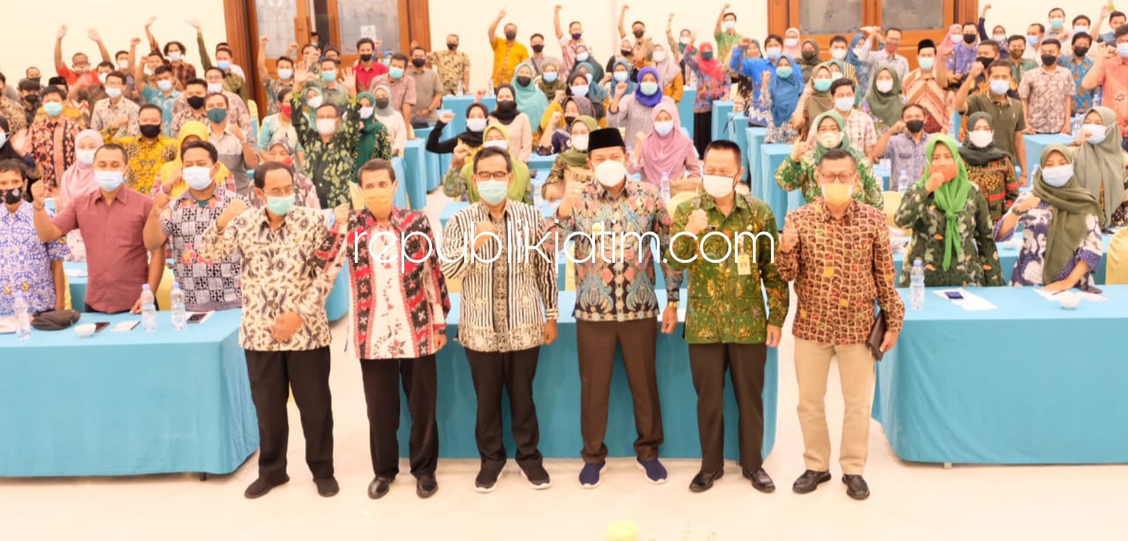 GEMBLENG - Wabup Sidoarjo, Subandi bersama ratusan relawan Dinas Sosial Pemkab Sidoarjo digembleng peningkatan kualitas Sumber Daya Manusia (SDM) di Tretes View Hotel, Prigen, Kabupaten Pasuruan selama 2 hari, Selasa (30/03/2021) malam.