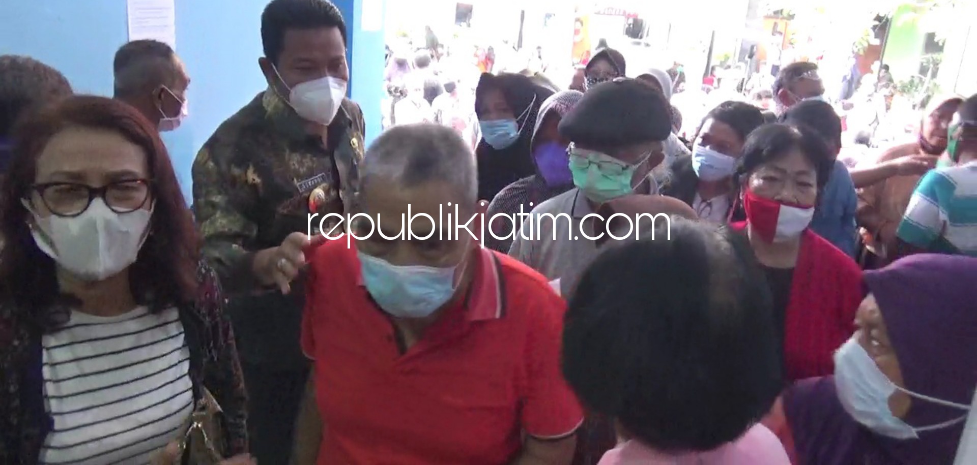 MENGURAI - Wabup Sidoarjo, Subandi mengurai kerumunan ratusan lansia yang hendak antre vaksinasi di Puskesmas Sidoarjo Kota, Kamis (01/04/2021) pagi.