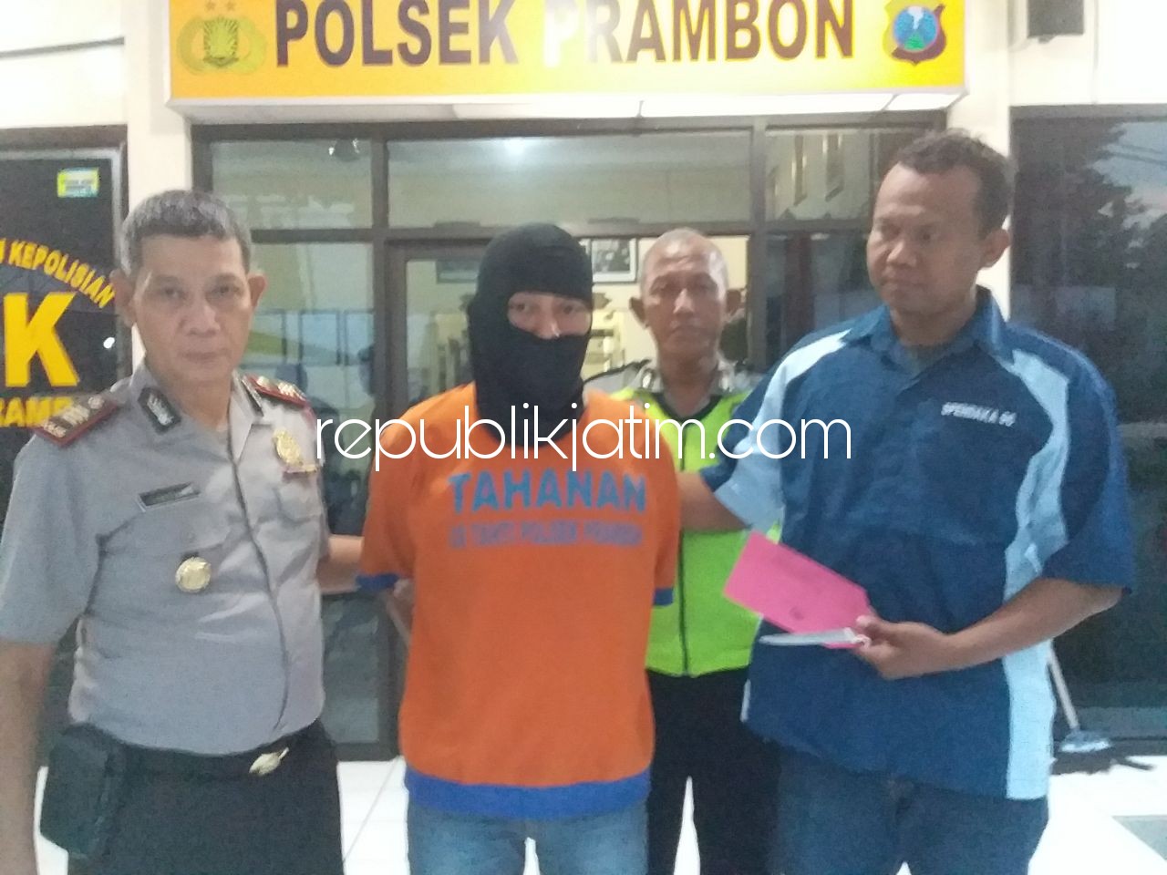 PENUSUK - Tersangka Hadi Ismanto beserta barang bukti didampingi Kapolsek Prambon, AKP Isharyata saat release di Polsek Prambon, Minggu (01/04/2018).