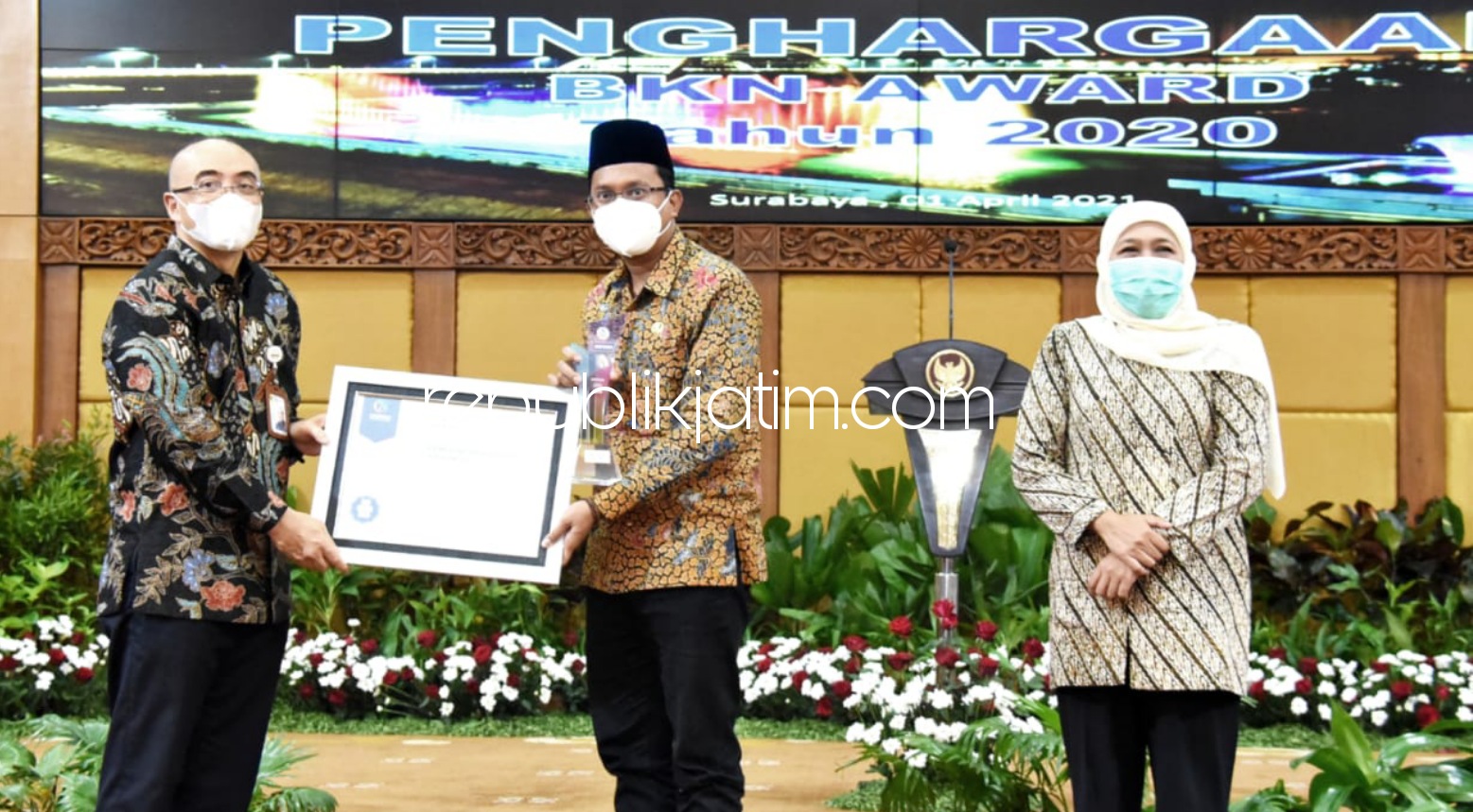 PENGHARGAAN - Bupati Sidoarjo Ahmad Muhdlor Ali menerima penghargaan BKN Award 2020 dari Kepala BKN RI Bima Arya Wibisana atas nilai Terbaik Pertama Kategori III Penilaian Kompetensi Tingkat Kabupaten di Sekretariat Provinsi Jatim, Kamis (01/04/2021).