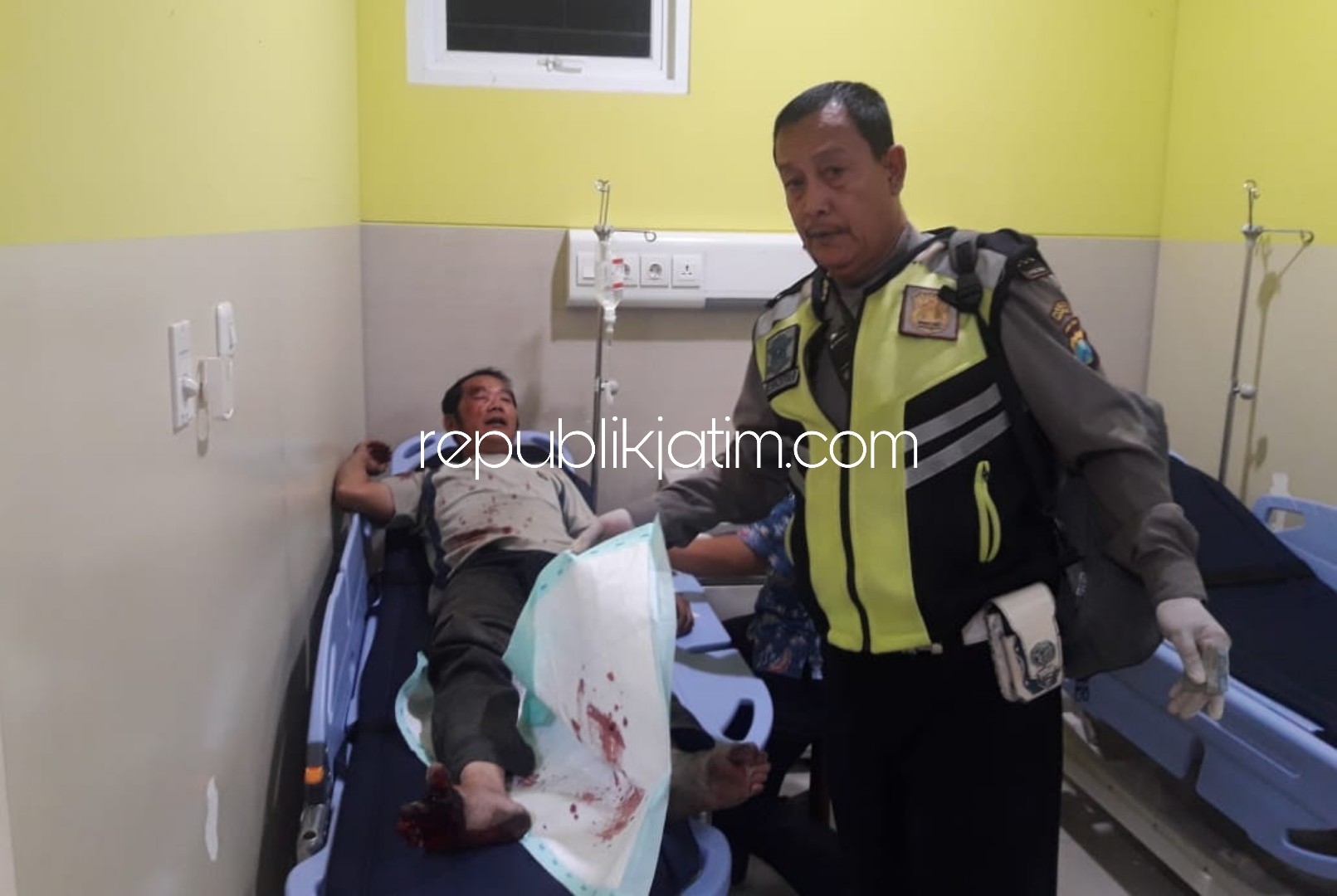 DIRAWAT - Korban kecelakaan adu moncong motor dievakuasi petugas lantas Unit Polsek Krian ke rumah sakit Anwar Medika, Selasa (31/03/2020) malam.