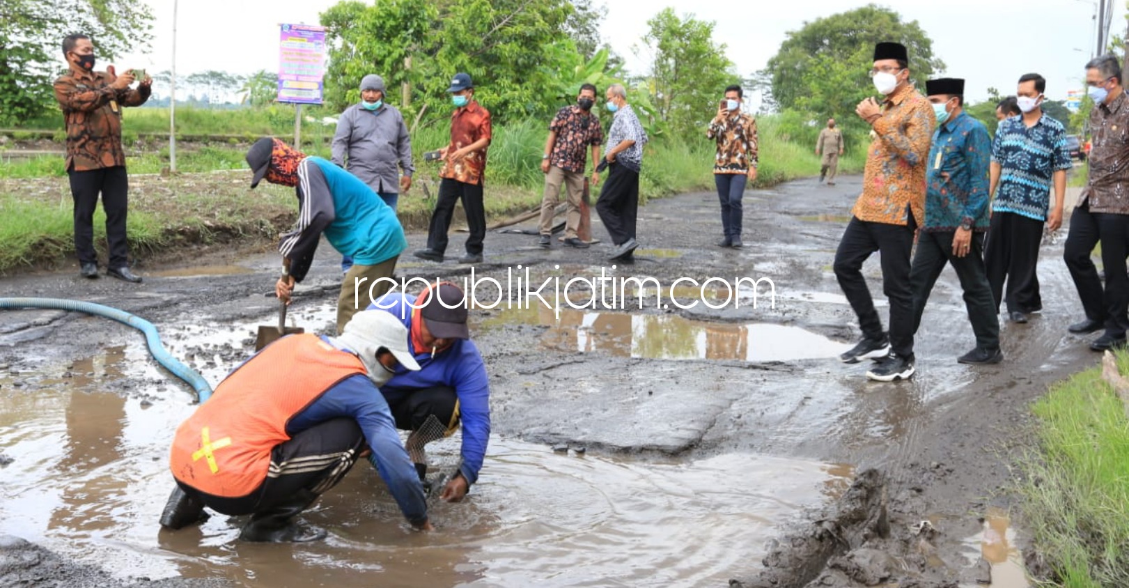 PERBAIKAN - Bupati Sidoarjo, Ahmad Muhdlor Ali (Gus Muhdlor) saat meninjau perbaikan Jalan Raya Beciro, Kecamatan Wonoayu, Sidoarjo, Kamis, (01/04/2021).