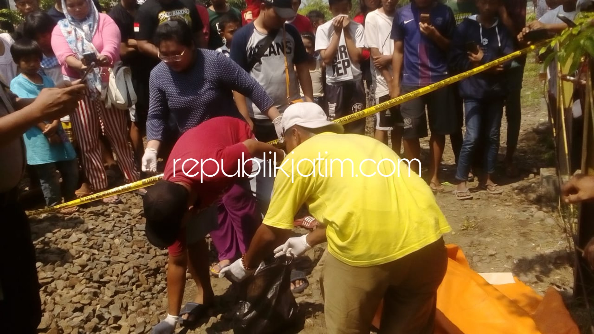 TERTABRAK - Devina Wulandari (16) warga Driyorejo, Gresik yang tewas tertabrak KA Rangga Jati di perlintasan tanpa palang pintu Desa Katerungan, Kecamatan Krian, Sidoarjo, Minggu (31/03/2019).