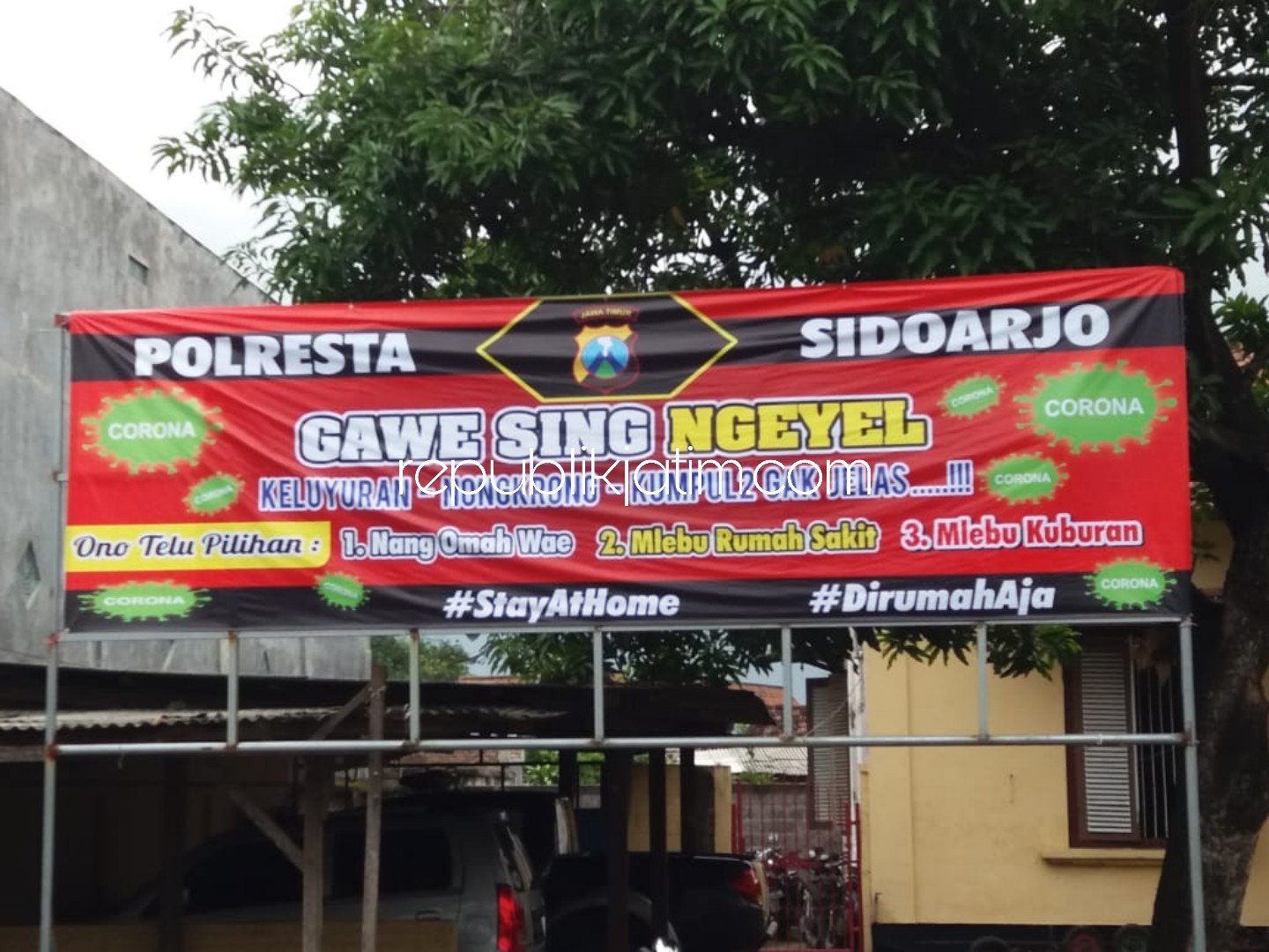 PERINGATAN - Jajaran Polresta Sidoarjo mulai menggunakan spanduk peringatan agar warga tidak nongkrong dan berkerumun untuk mencegah penyebaran Covid-19, Rabu (01/04/2020).