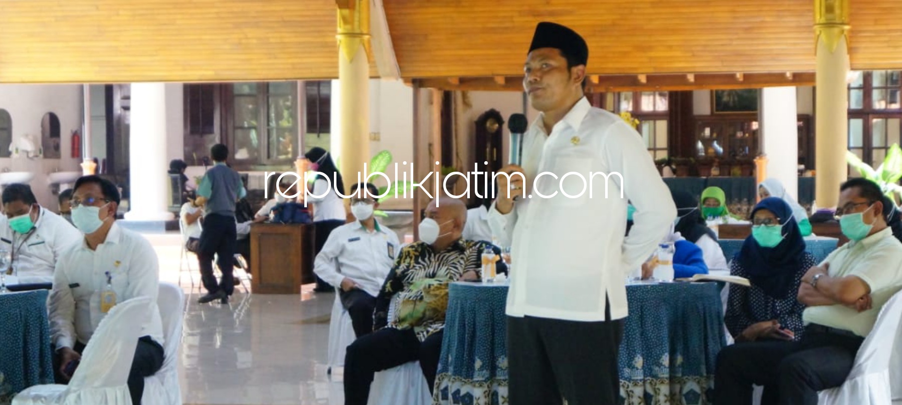 PAPARAN - Wabup Sidoarjo, Subandi memaparkan soal kesiapan Sidoarjo menerima penghargaan Anugerah Parahita Ekapraya (APE) tingkat nasional secara daring melalui aplikasi zoom di Pendopo Delta Wibawa Sidoarjo, Rabu (31/03/2021). 