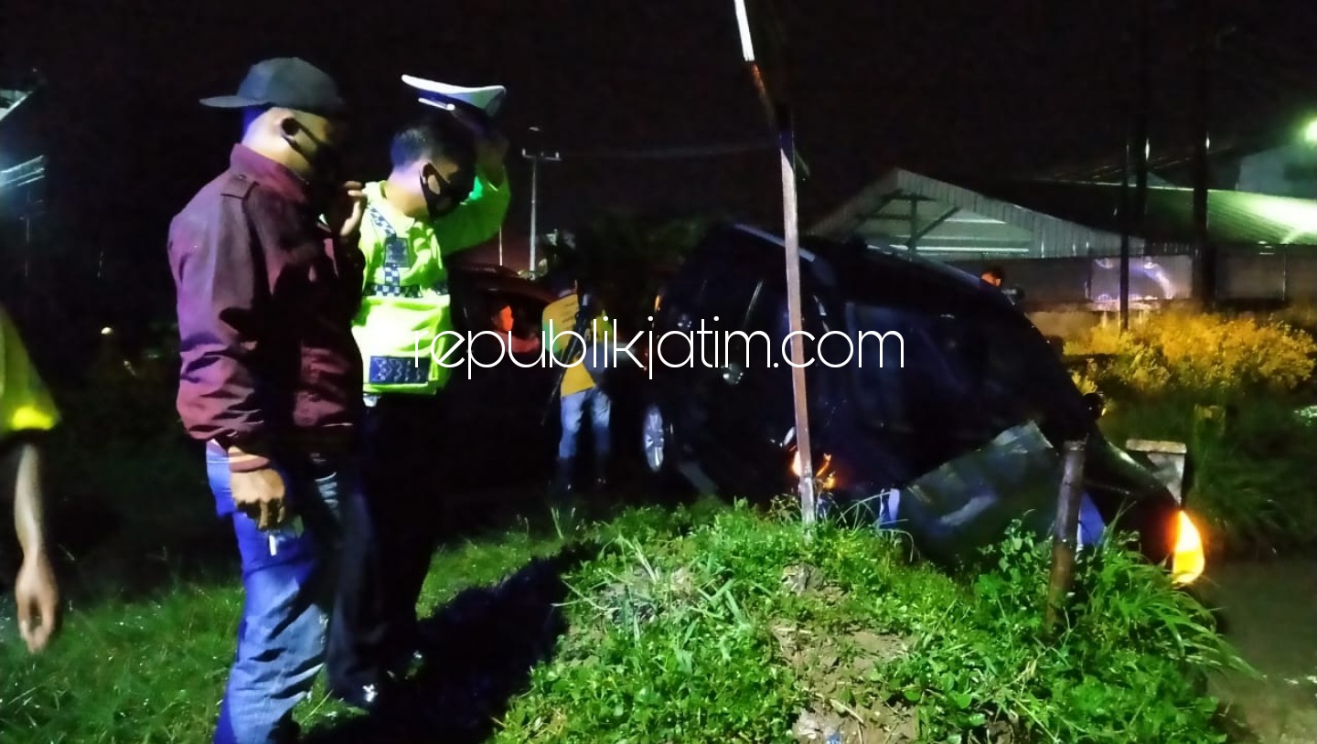 OLAH TKP - Para petugas Unit Lantas Polsek Balongbendo saat olah TKP kecelakaan tunggal mobil Daihatsu Terios nyungsep di sungai depan PT UMC Desa Sumokembangsri, Kecamatan Balongbendo, Sidoarjo, Rabu (31/03/2021) malam.