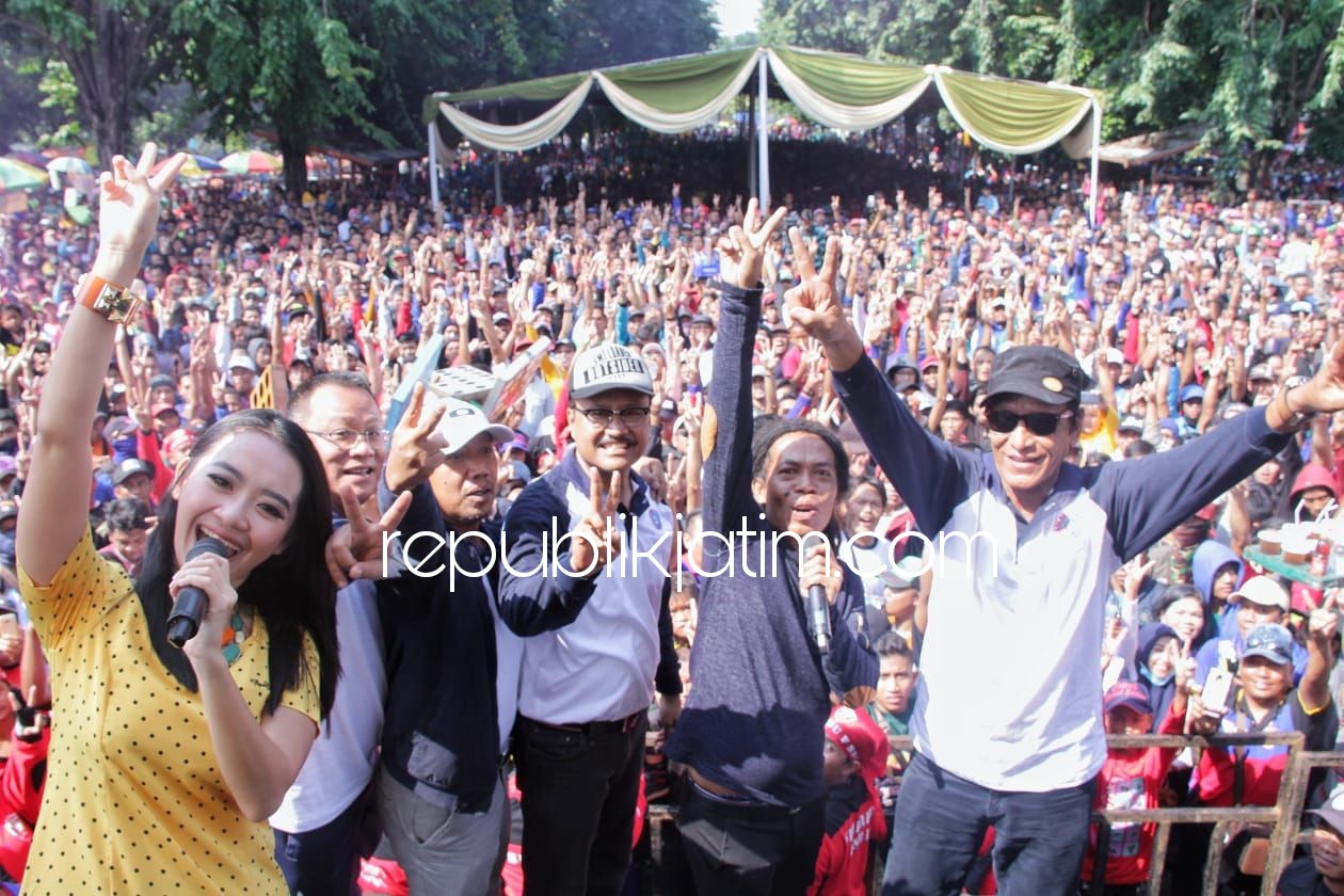 DIDUKUNG - Cagub Jawa Timur, Saifullah Yusuf mendapatkan dukungan ribuan buruh saat menghadiri acara peringatan HUT SPSI ke 45 dan Hari Pekerja Indonesia Tahun 2018, di lapangan parkir timur GOR Delta, Sidoarjo, Minggu (01/04/2018).
