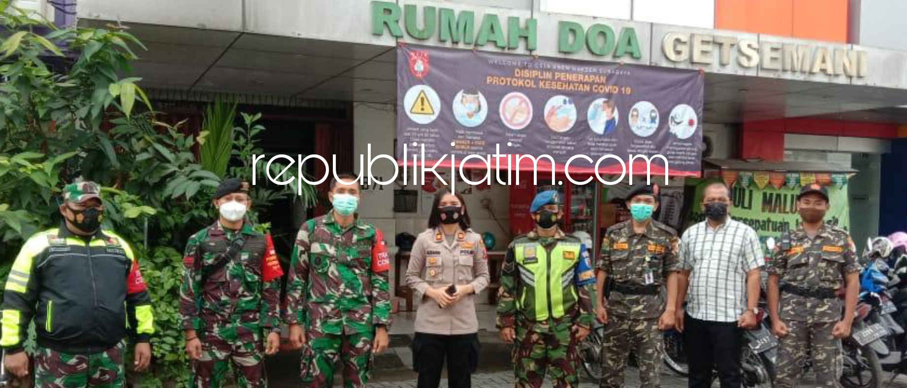 AMANKAN - Pengamanan pelaksanaan ibadah Paskah di sejumlah gereja dilakukan Polresta Sidoarjo dan Polsek jajaran dengan prioritas pengamanan tidak hanya antisipasi tindakan teror dan disiplin mematuhi protokol kesehatan Covid-19, Jumat (02/04/2021).