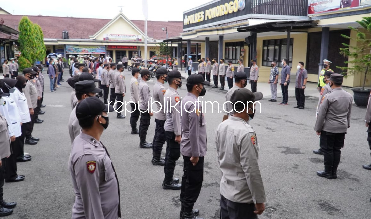 SIAGA - Kapolres Ponorogo, AKBP Muchammad Nur Azis memimpin Apel Siaga Pengamanan Paskah di halaman Polres Ponorogo, Jumat (02/04/2021). 
