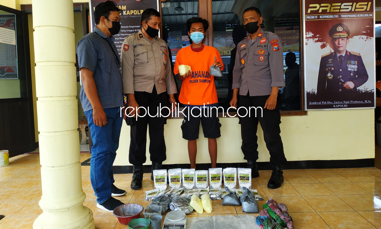 MERCON - Tersangka pengedar serbuk mercon, Krisna Mukti (19) saat diamankan petugas Polsek Samping beserta barang buktinya, Jumat (02/04/2021).