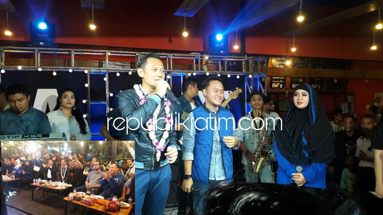 DISAMBUT HANGAT - Kedatangan Komandan Satuan Tugas Bersama (Kogasma) Partai Demokrat, Agus Harimurti Yudhoyono (AHY) disambut hangat ribuan pemuda di Rolaq Kafe, Sidoarjo, Minggu (01/04/2018) malam.