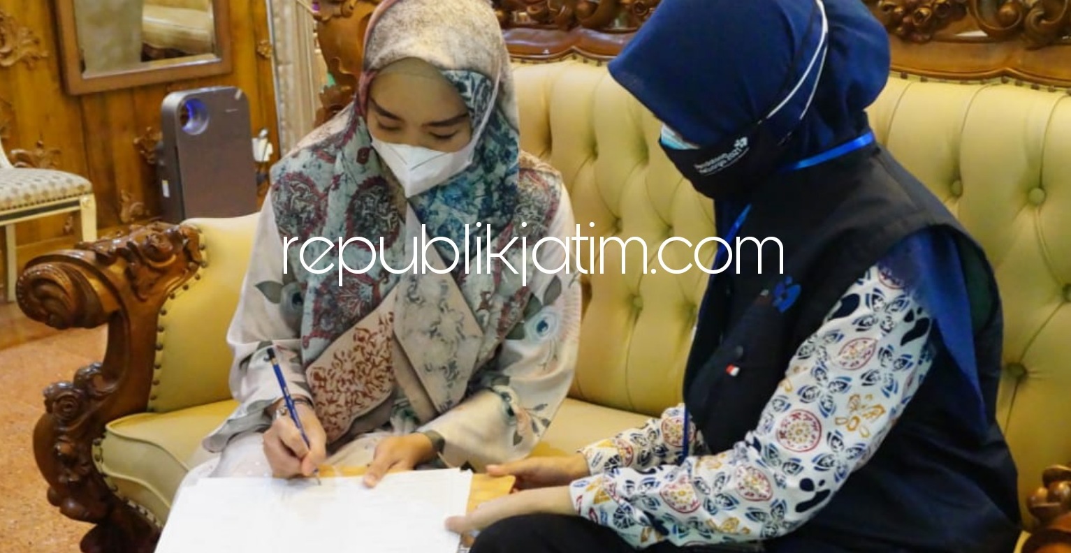 PENDATAAN - Ny Sa'adah istri Bupati Sidoarjo, Ahmad Muhdlor Ali (Gus Muhdlor) mengawali pendataan keluarga bersama Wabup Sidoarjo dan istrinya di Pendopo Delta Wibawa, Kamis (01/04/2021).
